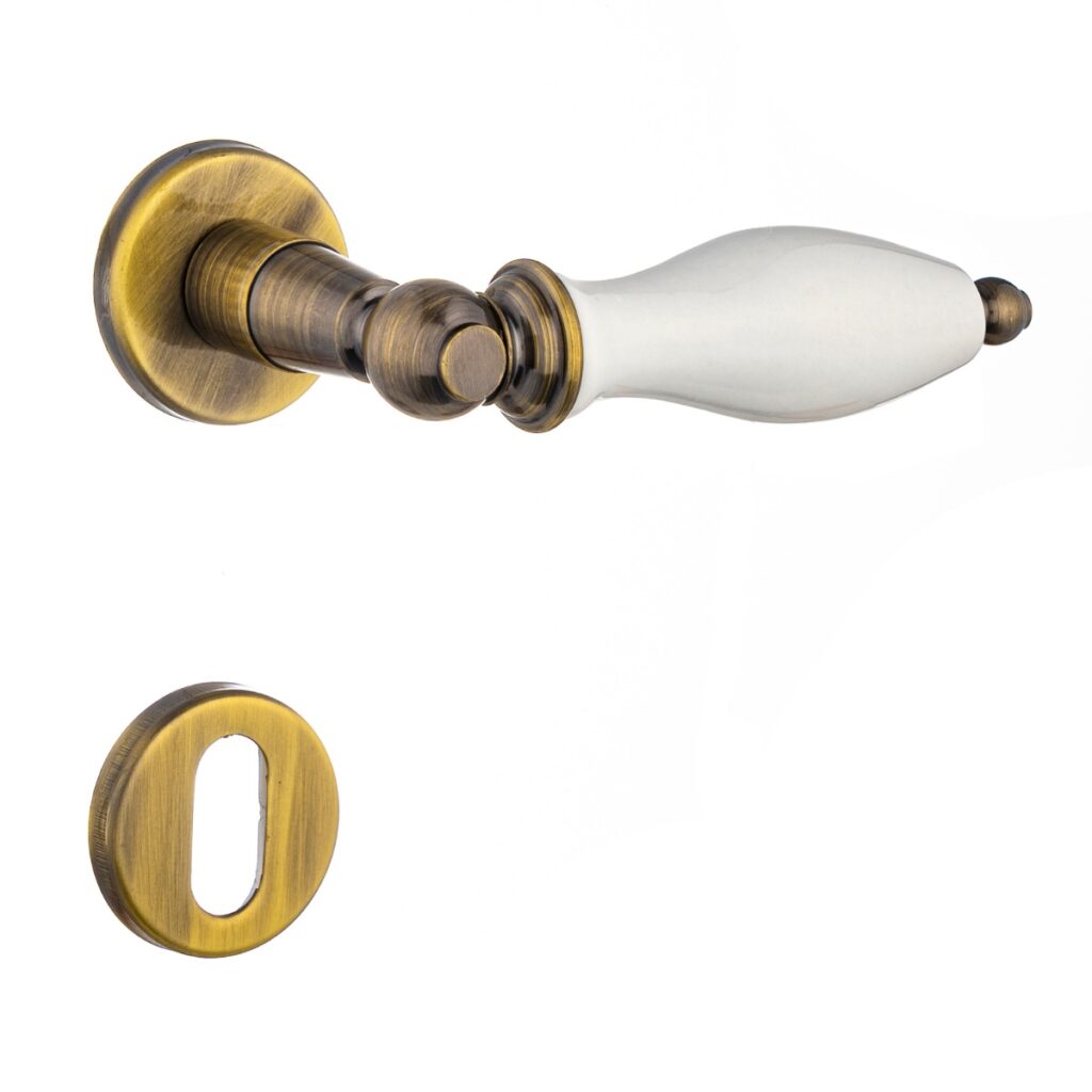 Maçaneta tipo alavanca com cabo em porcelana, padrao 19, em latao, acabamento antique Maniglia Favorita 023-19