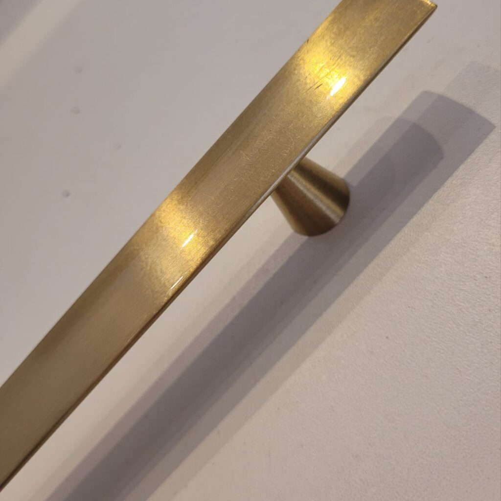 PUXADOR RENNAN BARRA RT 224/304 LATÃO DOURADO ESCOVADO